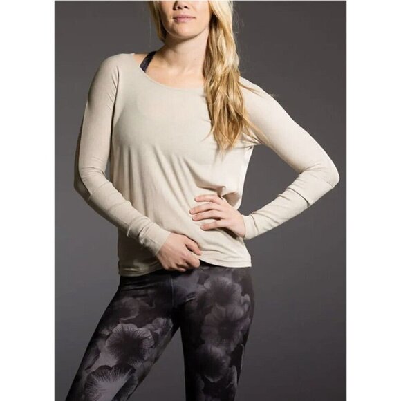 Onzie Hot Yoga  Drapey V Back Top 3033 Open Back Long Sleeve Sand Small NWTS Z - Picture 2 of 9